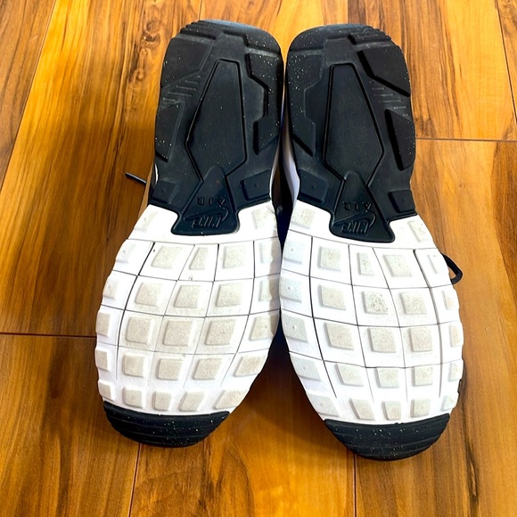 LN Nike Air Max Motion LW Black & Metallic Gold size 10 - Picture 7 of 8